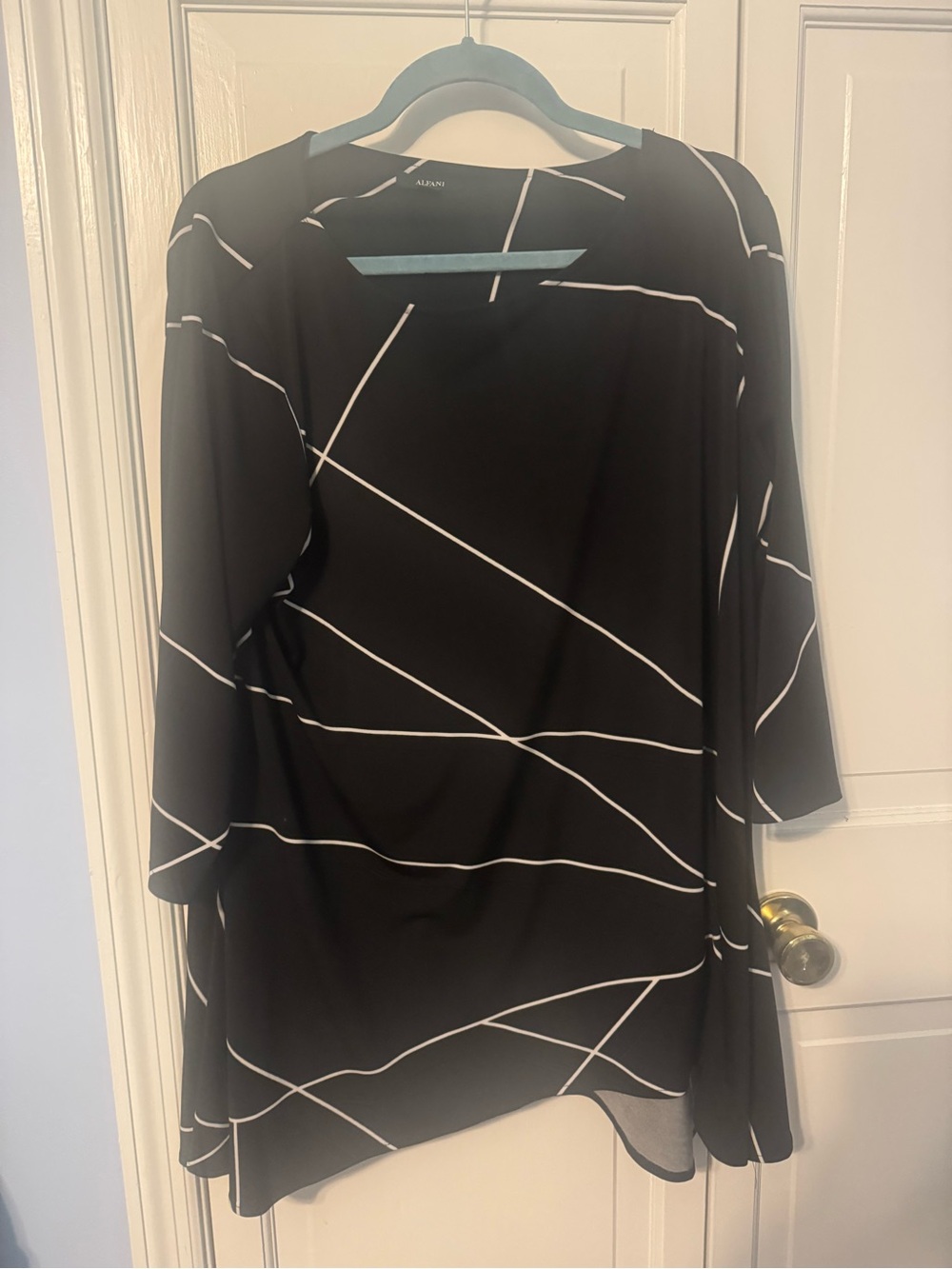 Like New Alfani Black & White Geometric Asymmetrical Line Print Top โ 1X - Picture 6 of 11